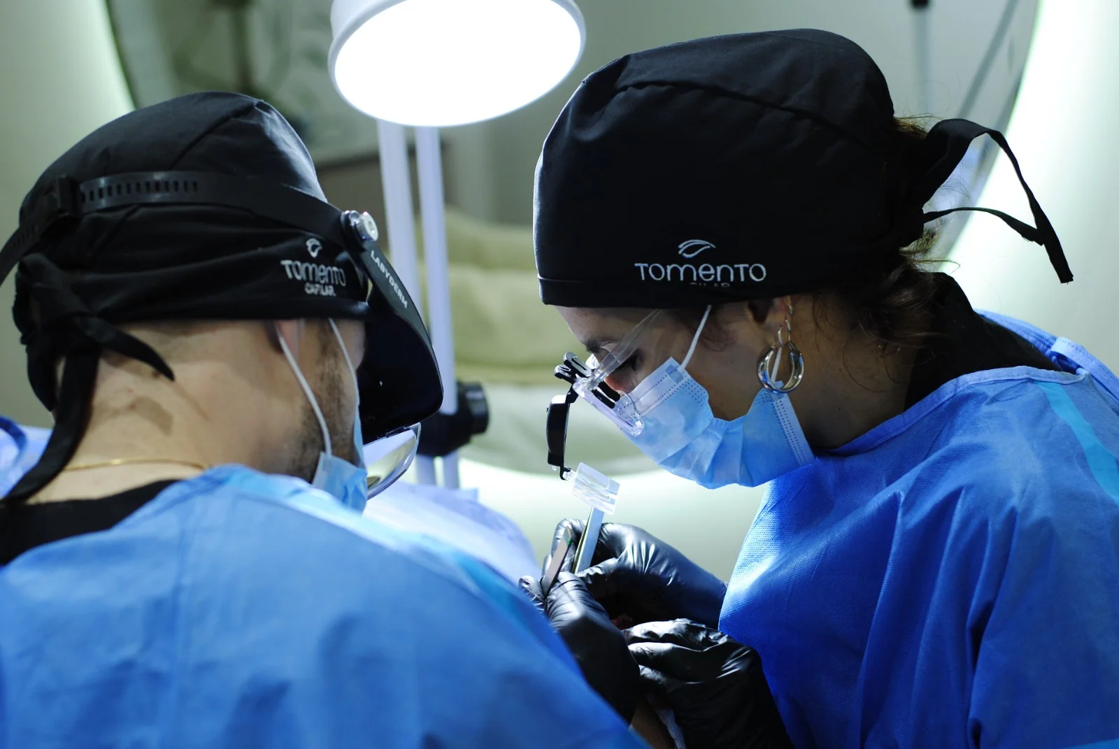 Judith De Vito y el Dr. Hernán López trabajando juntos en Tomento Capilar